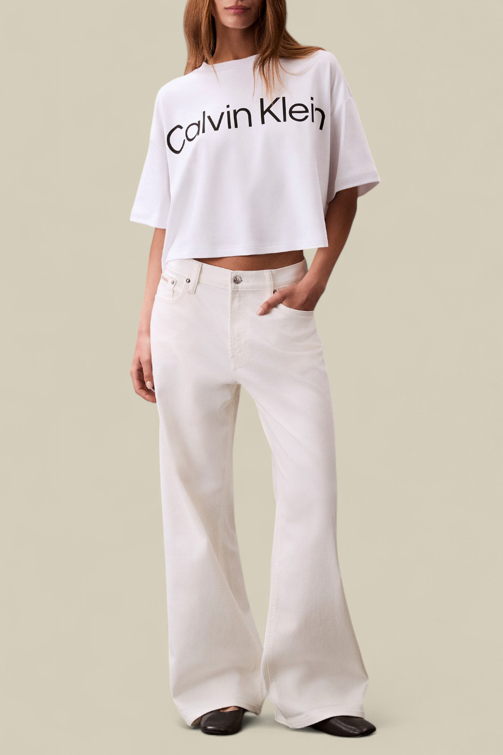 תמונת כל הלוק של חולצת טי קרופ